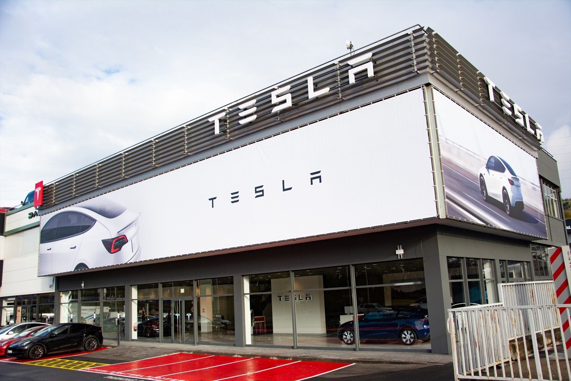Tesla lanza Cybercap, el primer prototipo de su taxi sin conductor ...